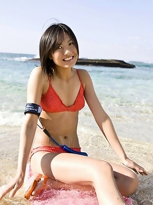 Gorgeous gravure idol having fun at the beach in a bikini